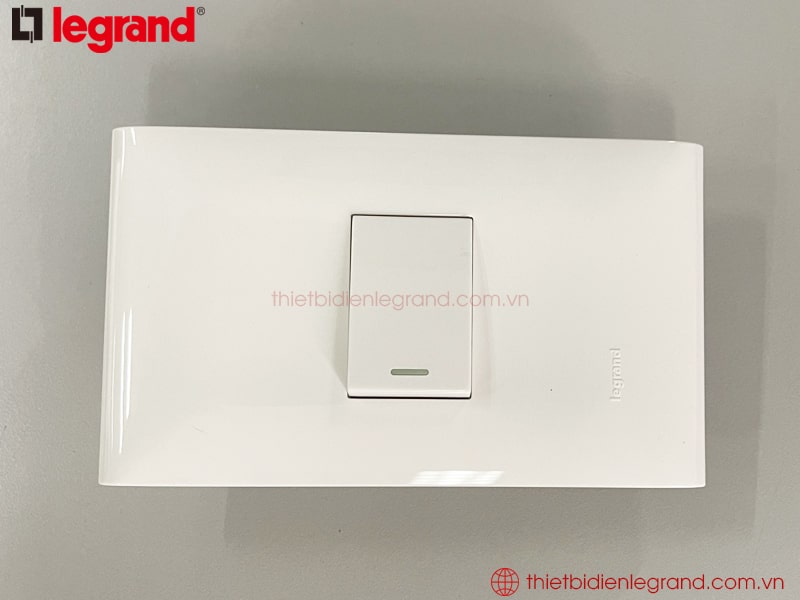 Hình ảnh lắp đặt thực tế mặt 1 thiết bị 1 module Legrand Rivia 654360